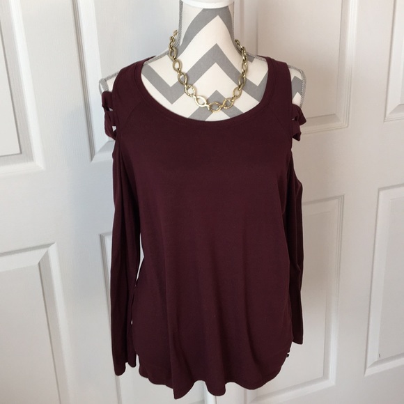 Rock & Republic Cold Shoulder Top - Picture 4 of 8